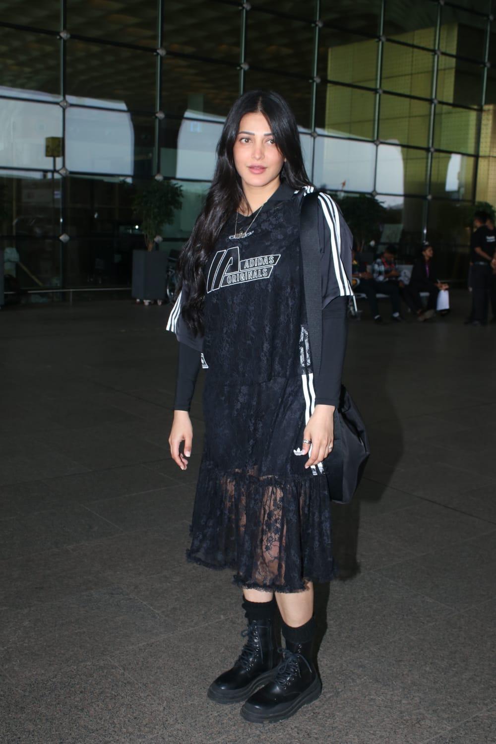 <p>Shruti Haasan was spotted at the airport nailing the badass look in a black lace dress with black boots.</p>